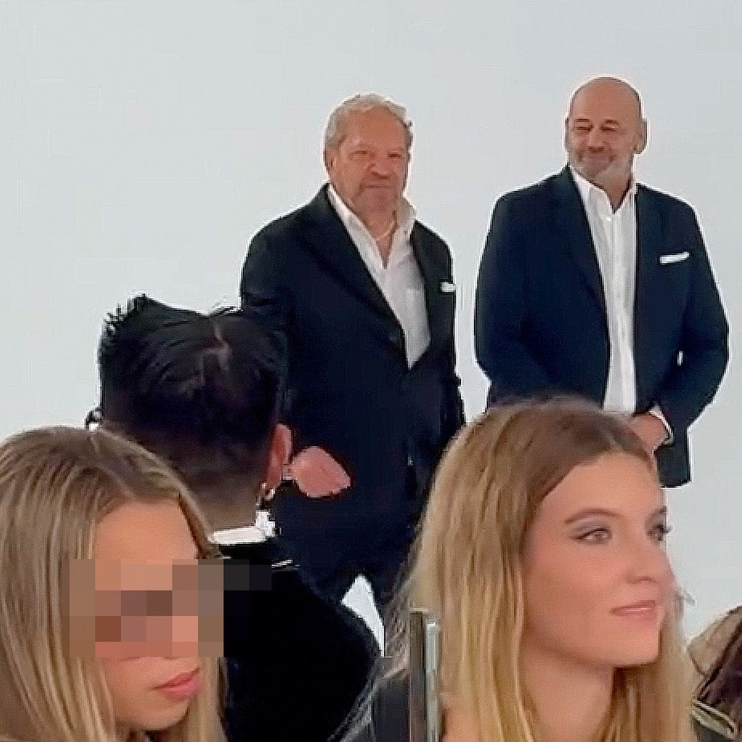 Carmen Thyssen y una amiga, en el desfile de Ermanno Scervino, que aparece detrás de la foto