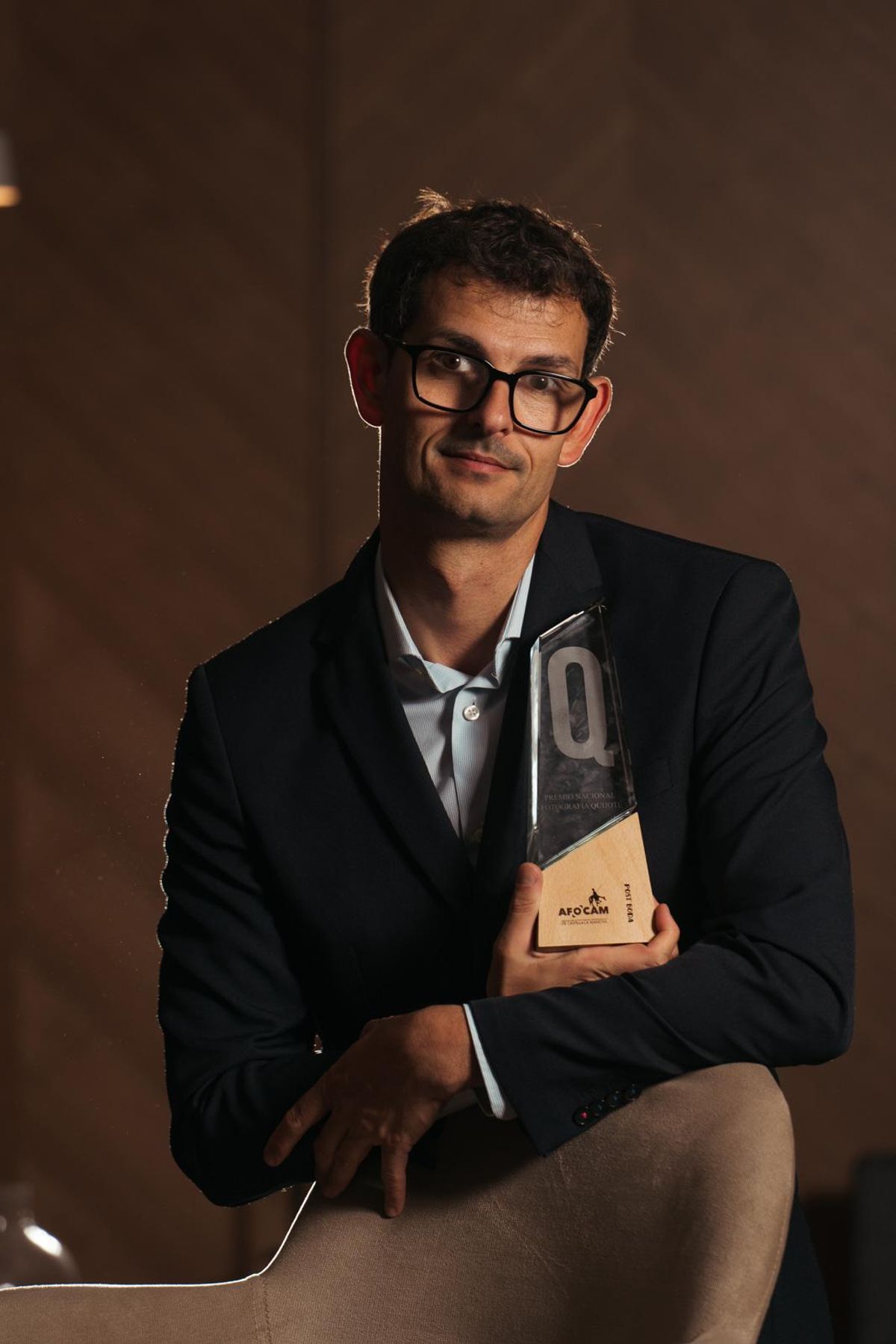 David Gil posa con el premio Quijote de fotografía.