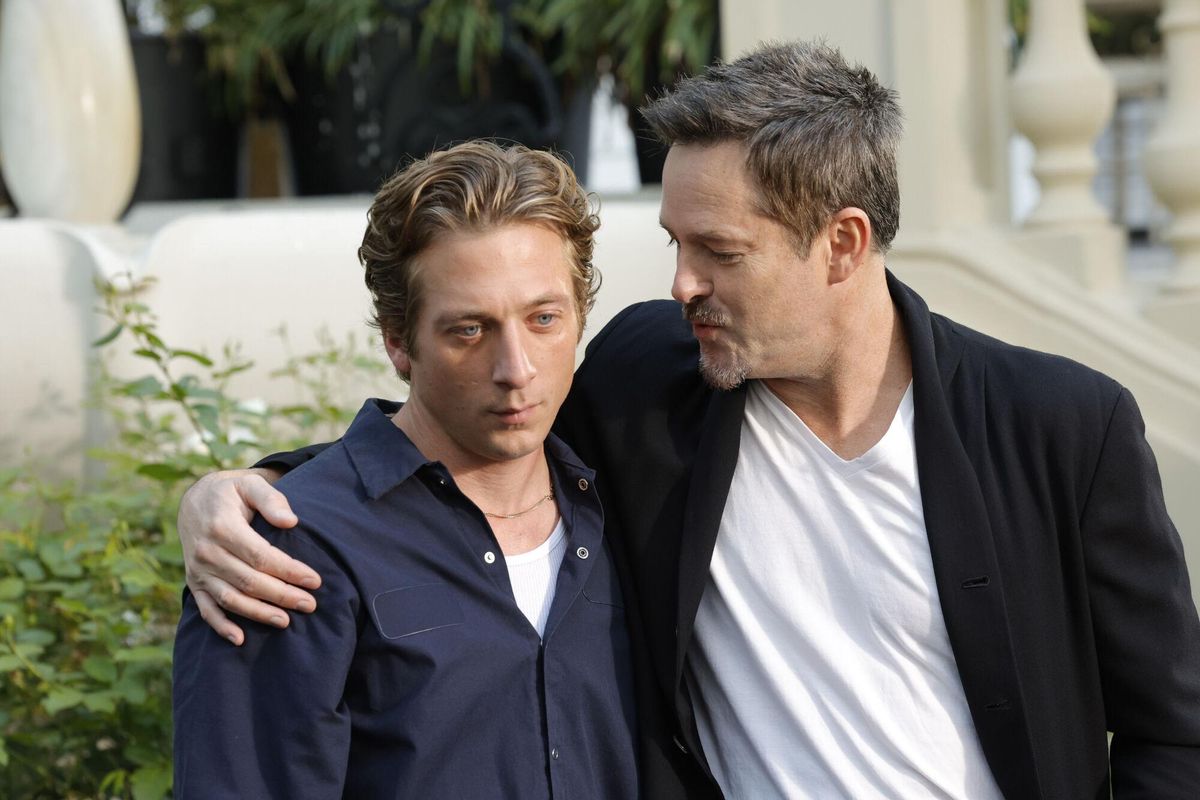 El actor Jeremy Allen White y el director de cine Scott Cooper posan durante la presentación de la película 'Springsteen: Deliver Me from Nowhere', este martes en Madrid.