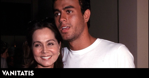 Enrique Iglesias abre el álbum familiar para felicitar a Isabel Preysler por la publicación de su autobiografía