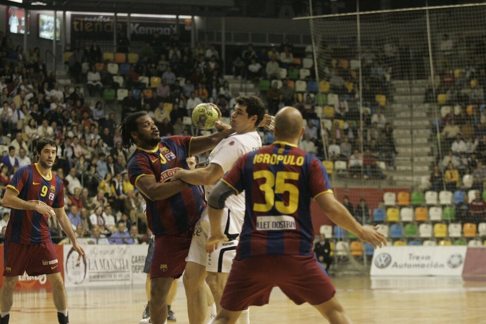 Alberto Entrerríos, defendido por Sorhaindo.