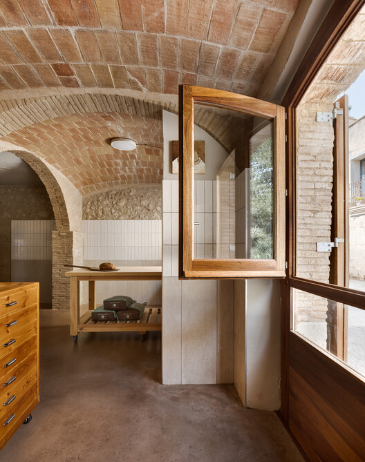 Panaderia Forn Lleva't / Quim Olea · Estudi d'Arquitectura - Fotografía interior, Madera, Ladrillo, Fijación Vigas