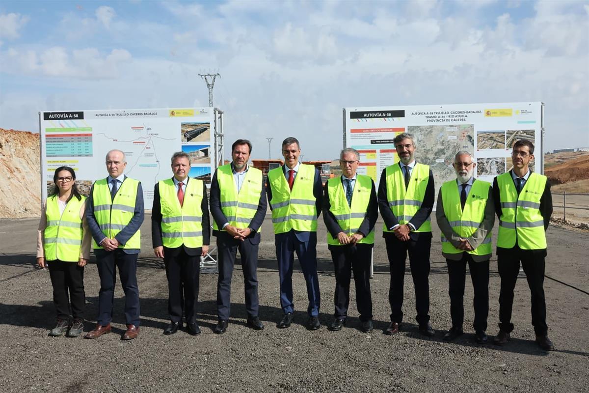 El presidente del Gobierno, Pedro Sánchez, durante su visita a las obras en Extremadura