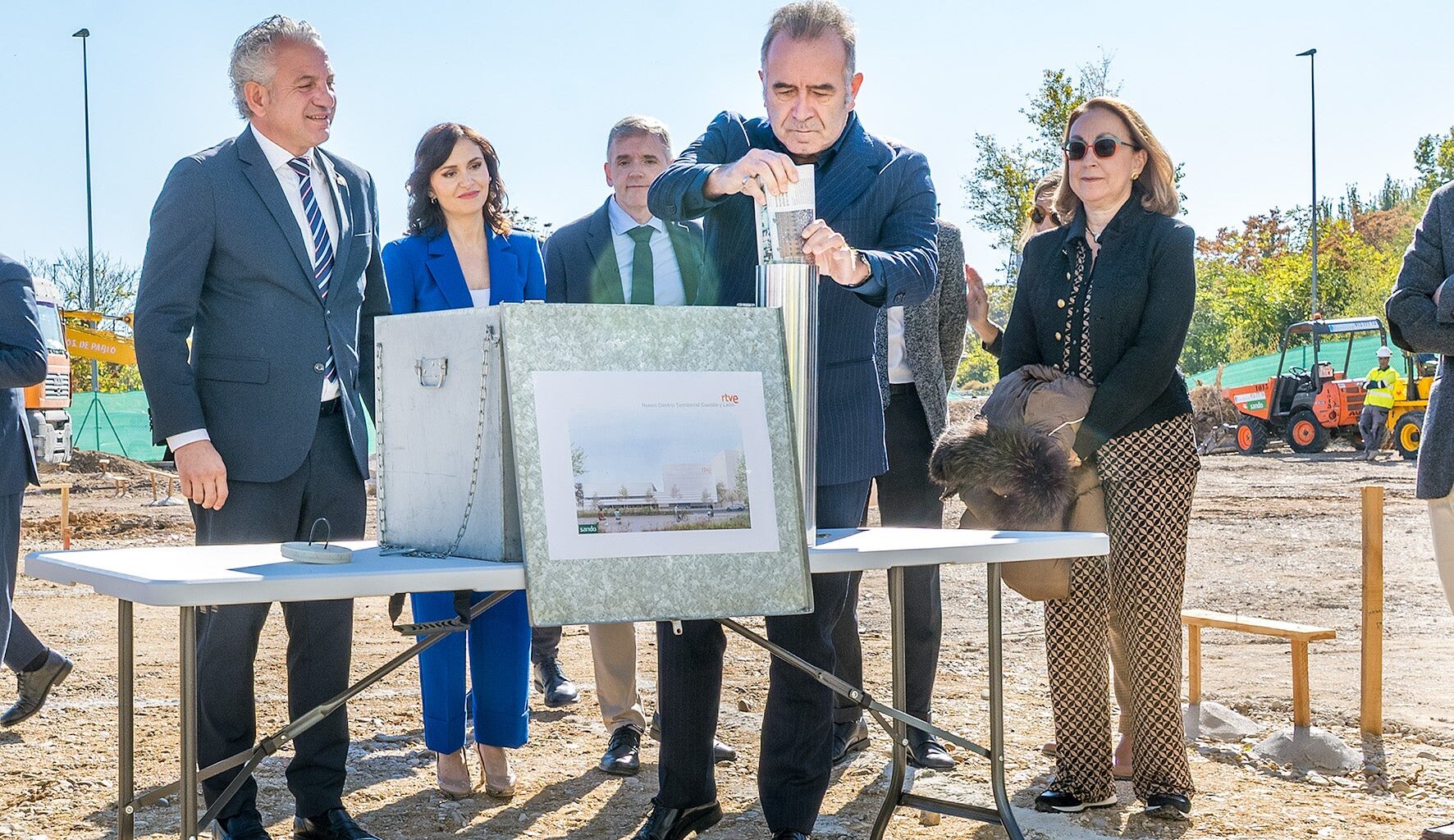 Colocan primera la piedra del Centro Territorial de RTVE que da comienzo a las obras de la nueva sede