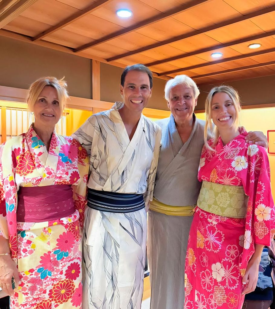 Rafa Nadal con su hermana y sus padres, todos con kimonos japoneses