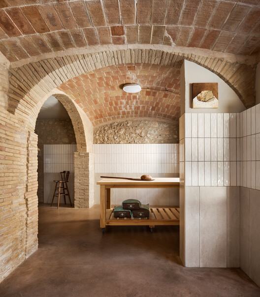 Panaderia Forn Lleva't / Quim Olea · Estudi d'Arquitectura - Fotografía interior, Madera, Ladrillo, Iluminación, Fijación Vigas