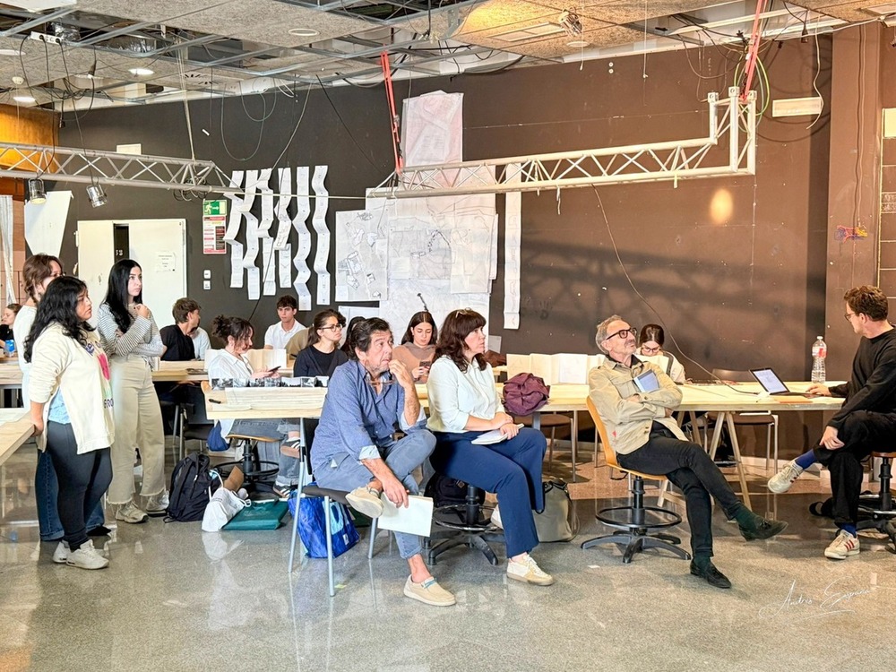 Florentino Delgado escucha a los alumnos de arquitectura