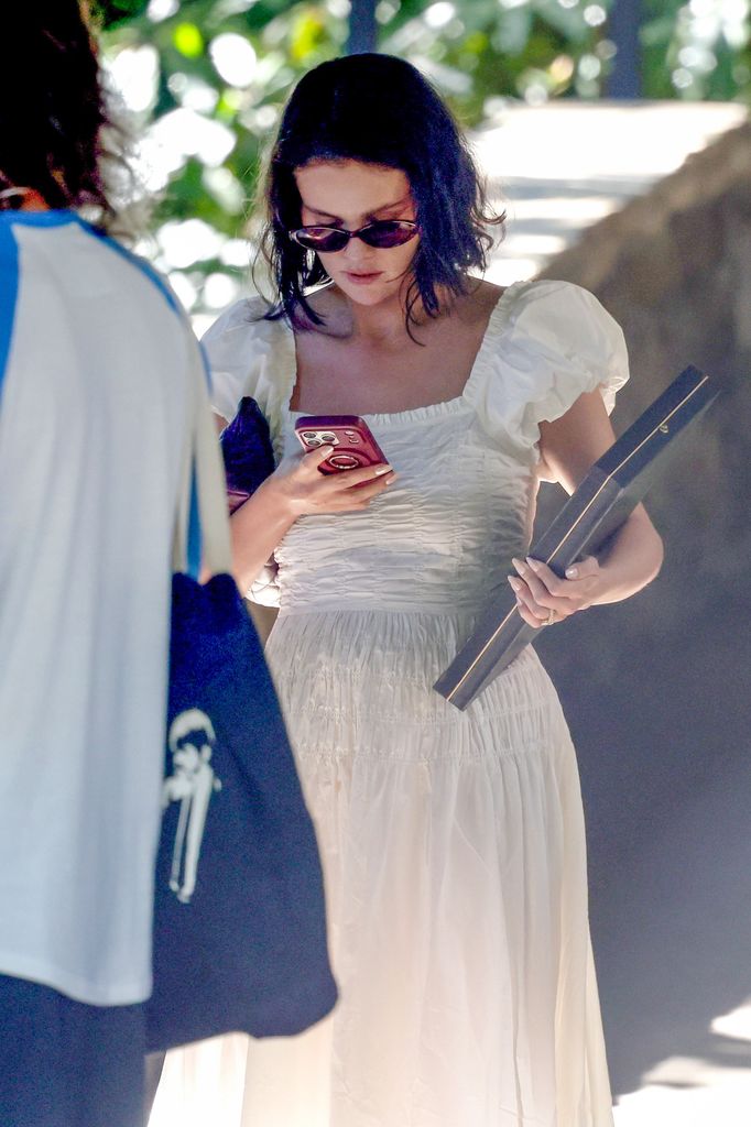 Selena Gomez parecía atenta a su teléfono móvil en su reciente salida pública.