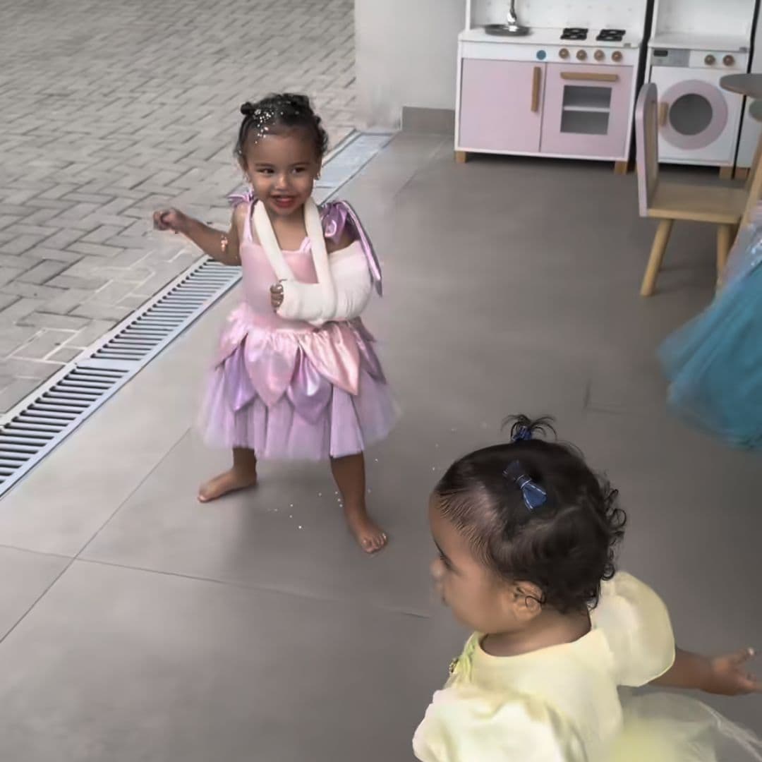 Mavie cantó y bailó sin problemas en su segunda fiesta de cumpleaños con sus invitadas.