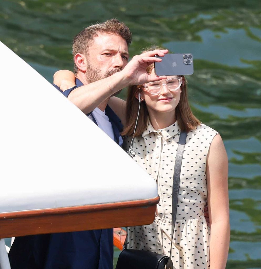 Ben Affleck con su hija Violet en un paseo por el río Sena en Parí, en julio de 2922.