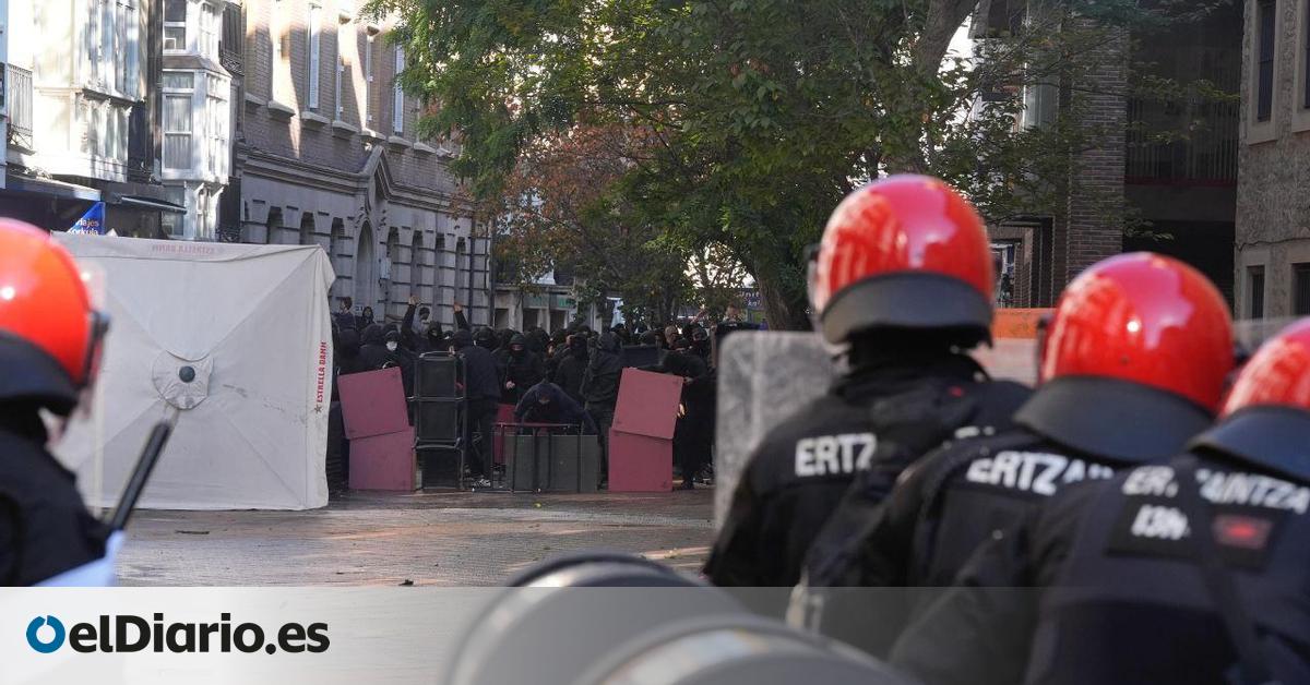 Graves incidentes y 17 detenidos en Vitoria tras la visita del partido fascista Falange Española por el 12 de octubre