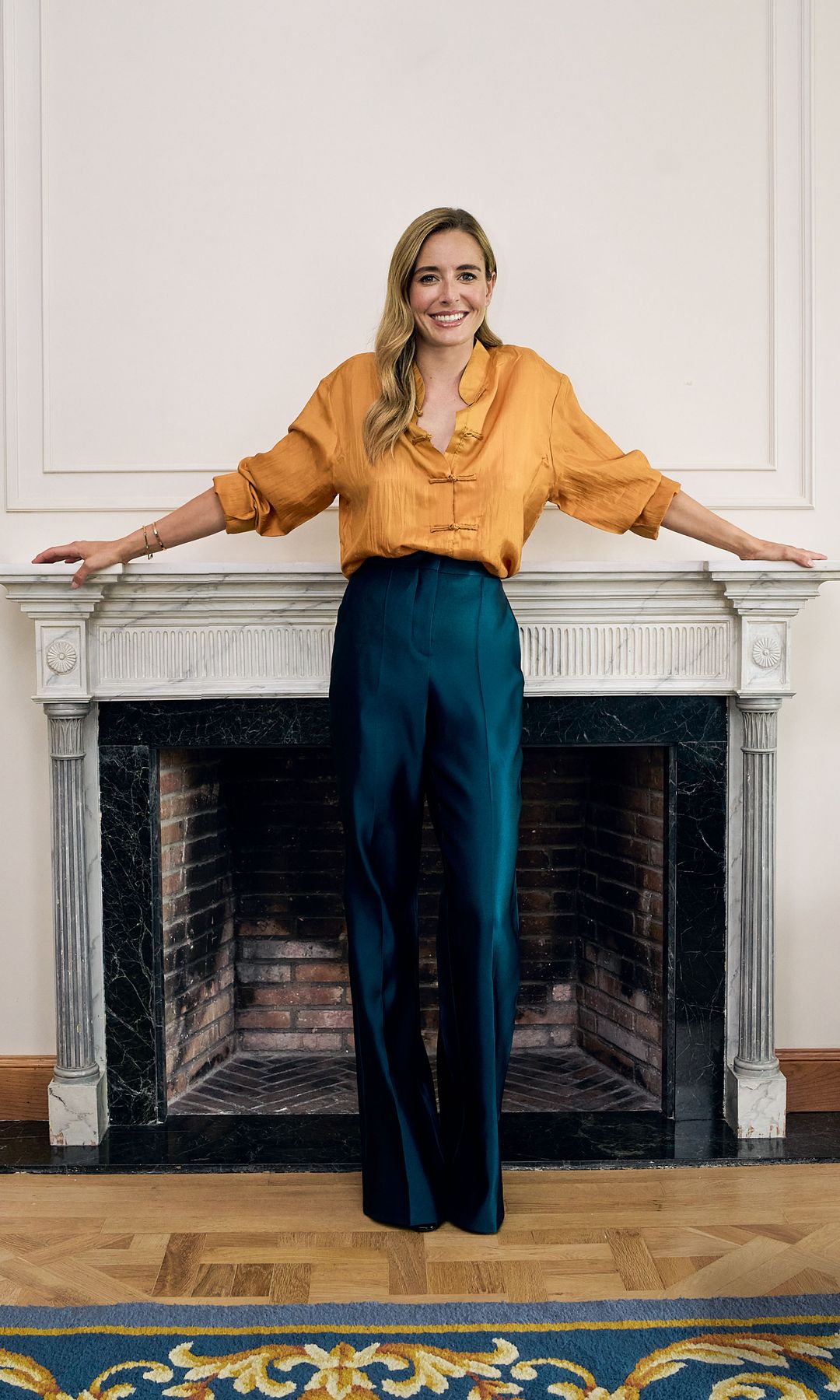 En su hábitat: La chef, frente a la chimenea de mármol del salón azul