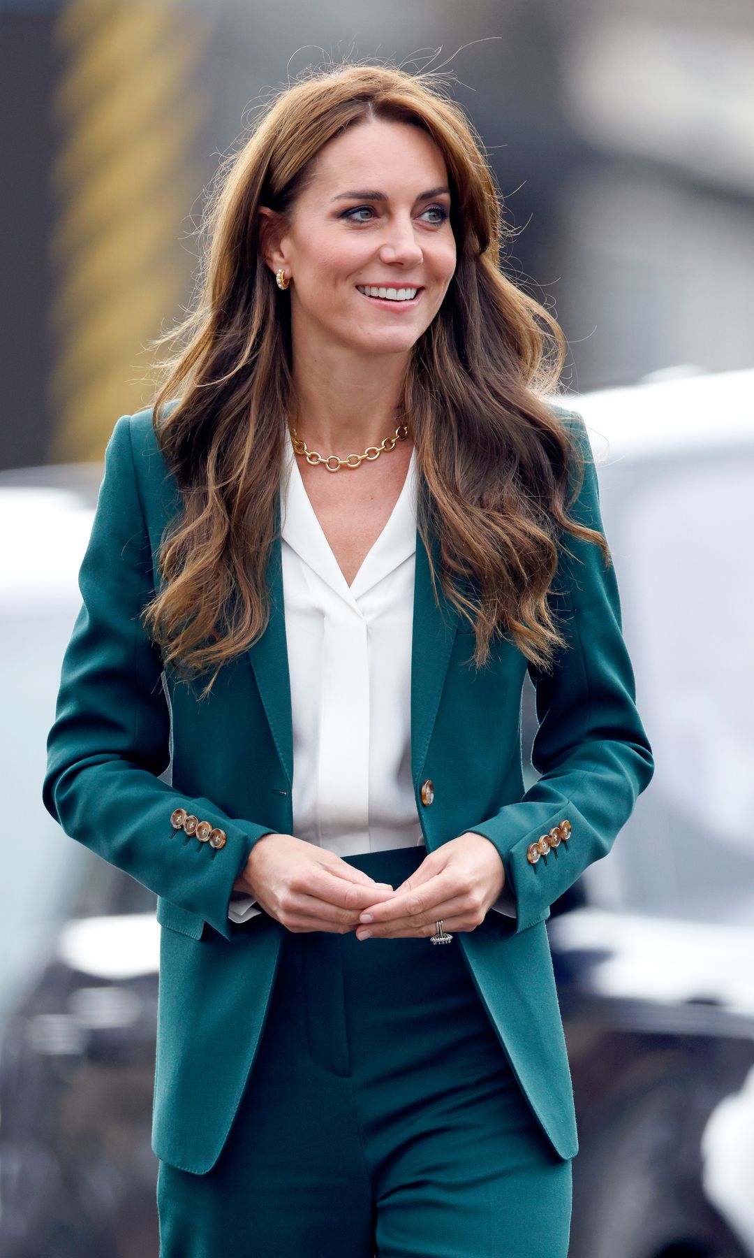 Kate Middleton, princesa de Gales, con traje verde de Burberry, Leeds, 2023.