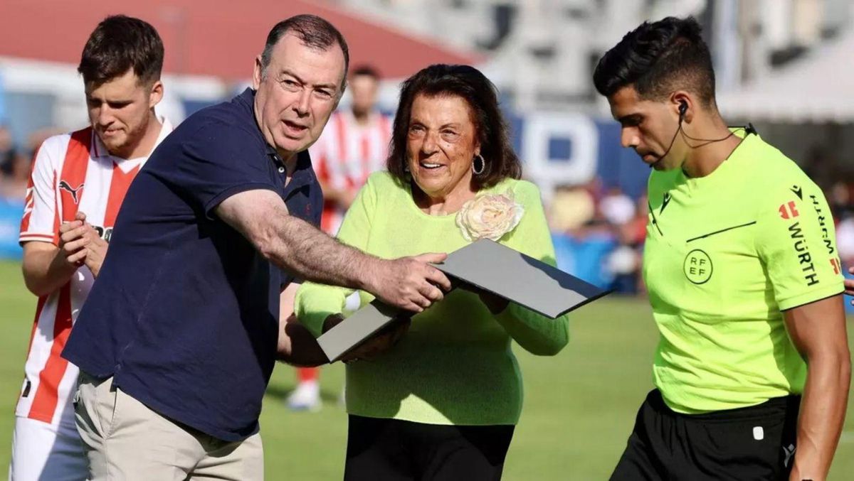 Pilar González del Valle, recibiendo de manos del alcalde de Grado, José Luis Trabanco, la placa en nombre del Mosconia y del Ayuntamiento, en el homenaje del pasado mes de julio.