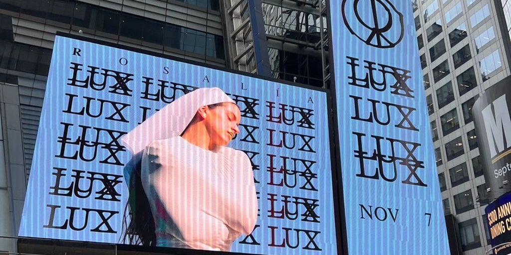 Rosalía anuncia su nuevo disco 'Lux' para el 7 de noviembre con una aparición por sorpresa en Callao