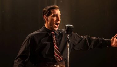 'Monsieur Aznavour', la historia de ambición, éxito y dolor del tiburón de la 'chanson'