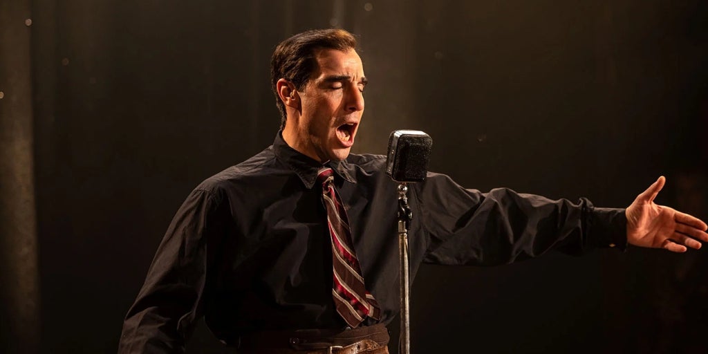 'Monsieur Aznavour', la historia de ambición, éxito y dolor del tiburón de la 'chanson'