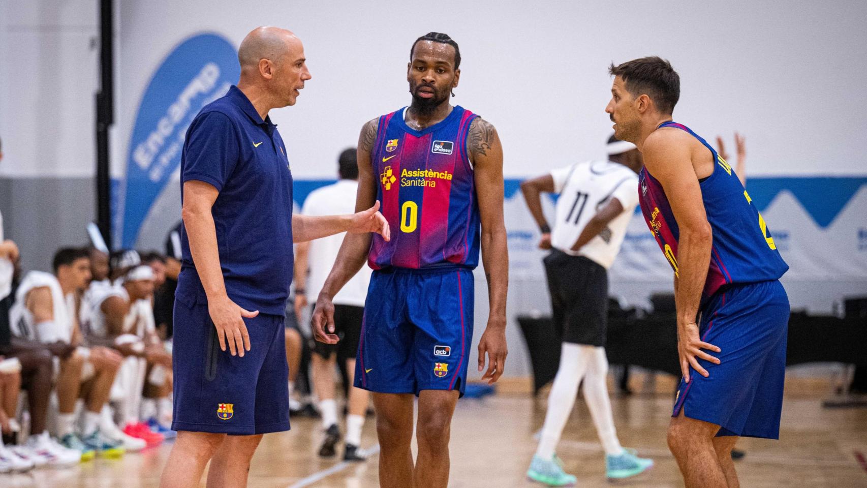 Joan Peñarroya da indicaciones a Kevin Punter y Nico Laprovittola