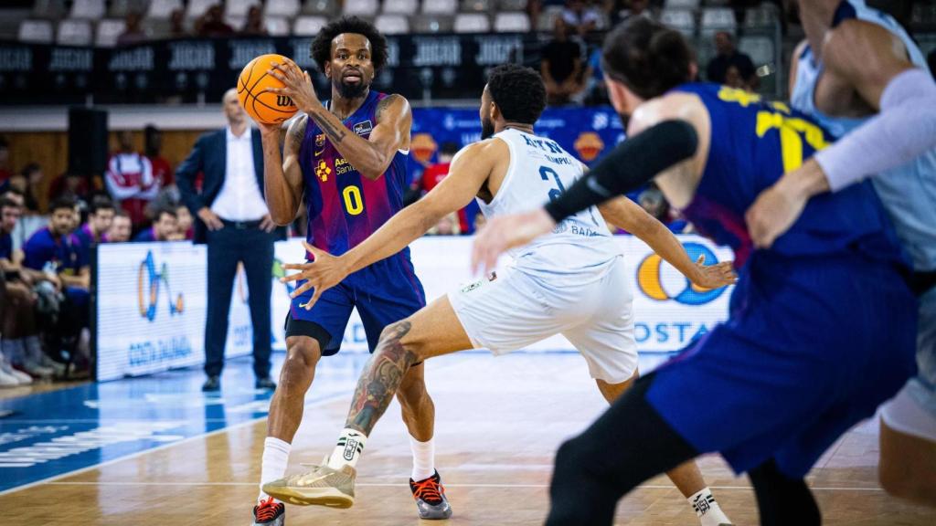 Kevin Punter busca a Shengelia en la pintura, durante el Barça de basket-Joventut