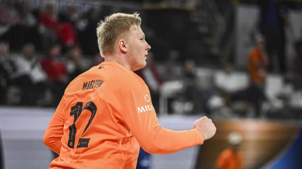 Nielsen, satisfecho tras detener un penalti