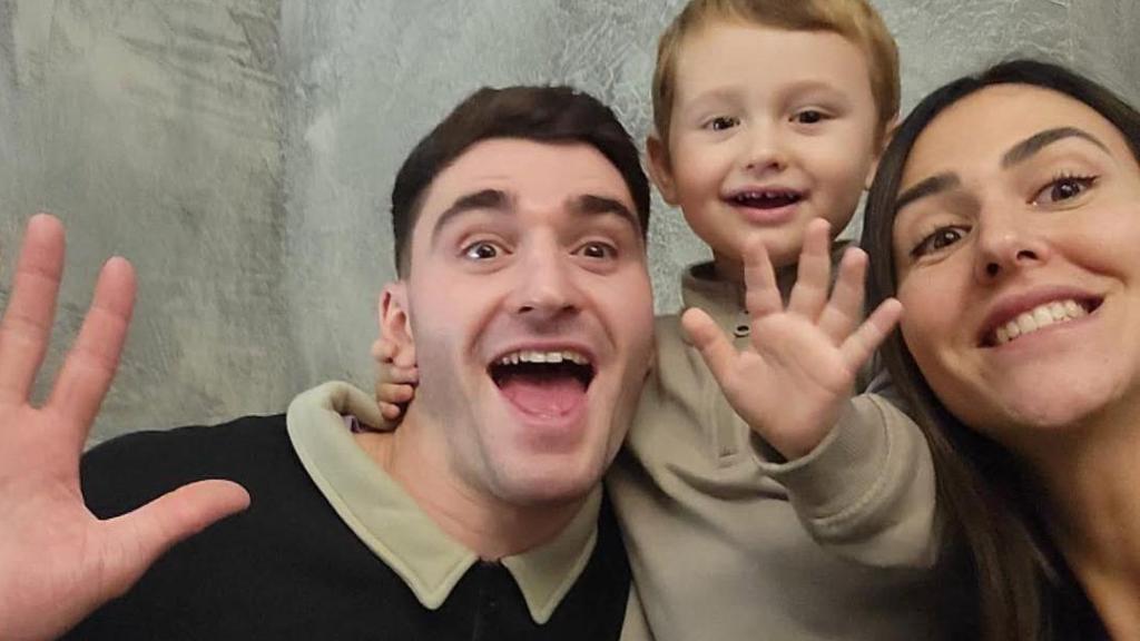 Ludovic Fábregas con su pareja, Mariona, y su hijo