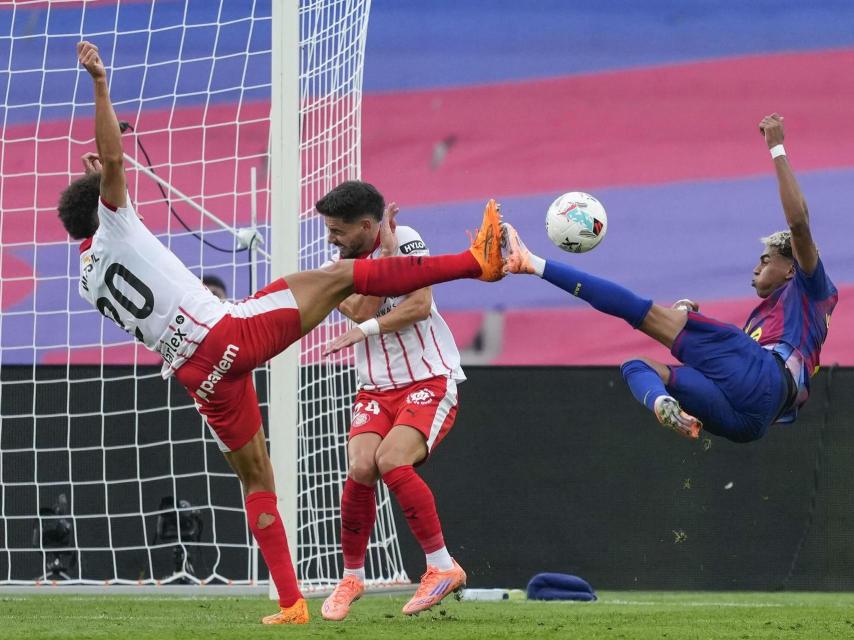 Remate acrobático de Lamine Yamal