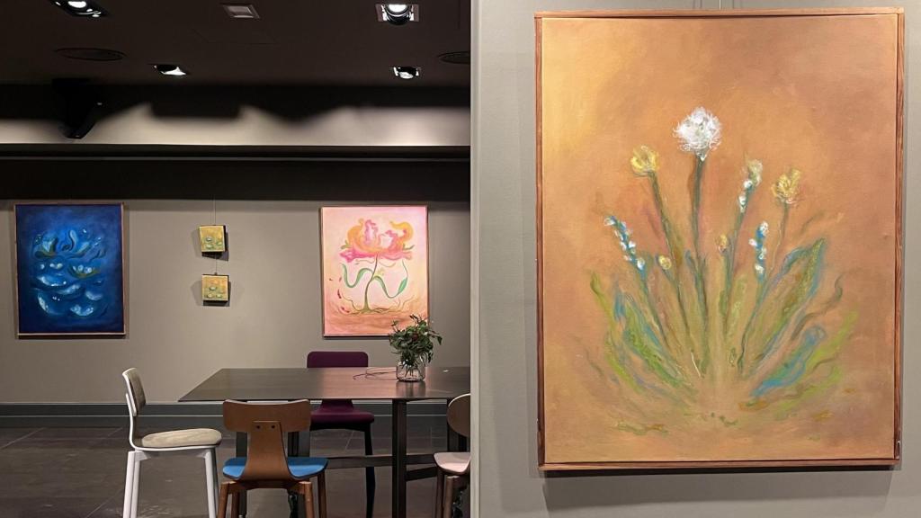 Exposición Coexistir en la sala Yimby de Bilbao que podrá visitarse hasta el 5 de enero de 2026; a la derecha, 'Bouquet'; acrílico, óleo y pastel sobre lienzo; 92x73cm; 580 euros