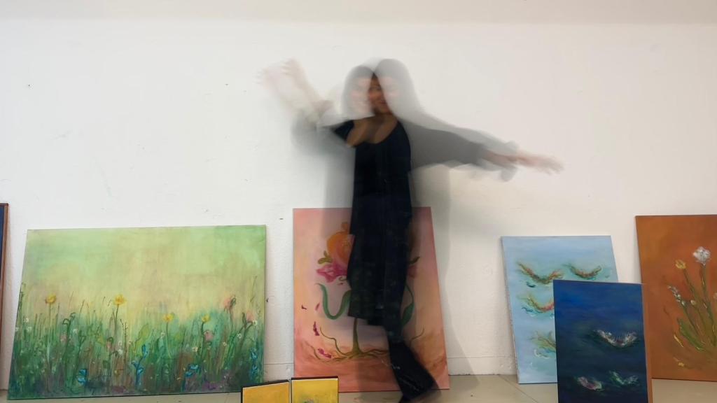 La joven artista Begoña Losada junto a su obra 'Coexistir'