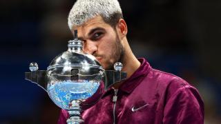 Carlos Alcaraz, con el trofeo del ATP 500 de Tokio