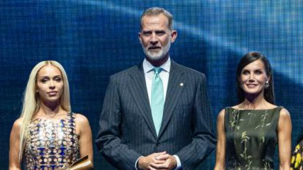 La cantante Bad Gyal, junto a los reyes Felipe VI y Letizia, en un evento realizado en septiembre de 2023.