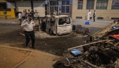 Un vehículo calcinado durante las protestas lideradas por jóvenes que exigen reformas sanitarias y educativas en la localidad marroquí de Sale.