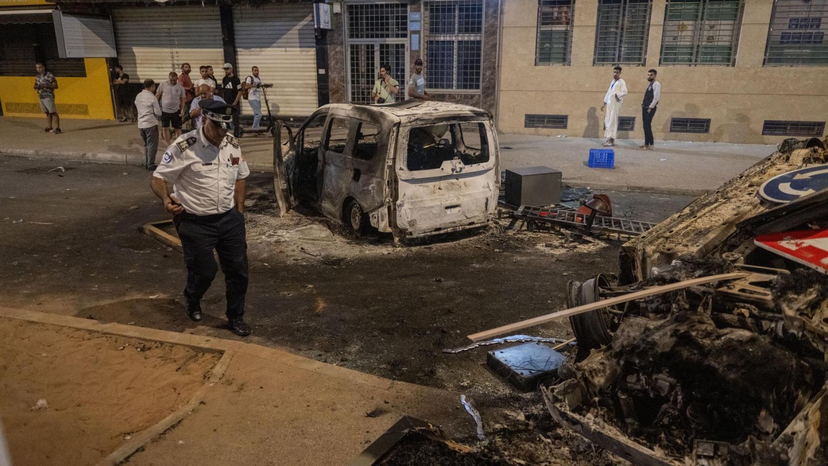Un vehículo calcinado durante las protestas lideradas por jóvenes que exigen reformas sanitarias y educativas en la localidad marroquí de Sale.