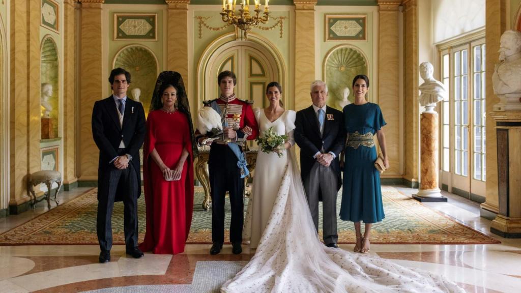 Boda de los condes de Osorno, quienes posan con los duques de Huéscar, el duque de Alba y Matilde Solís.