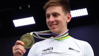 Tadej Pogacar, en el podio con la medalla de oro.