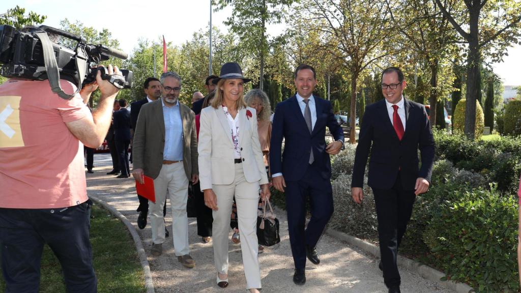 La infanta junto al alcalde de Toledo y el concejal del área de Educación.