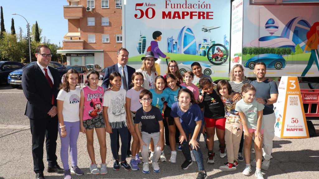 Elena de Borbón se ha fotografiado con varios niños que han participado en esta iniciativa de seguridad vial.