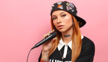 Angie Corine, la rapera de EEUU que chatea con Abascal y canta contra Sánchez y los okupas: "Me cancelan por mi ideología" - El Español