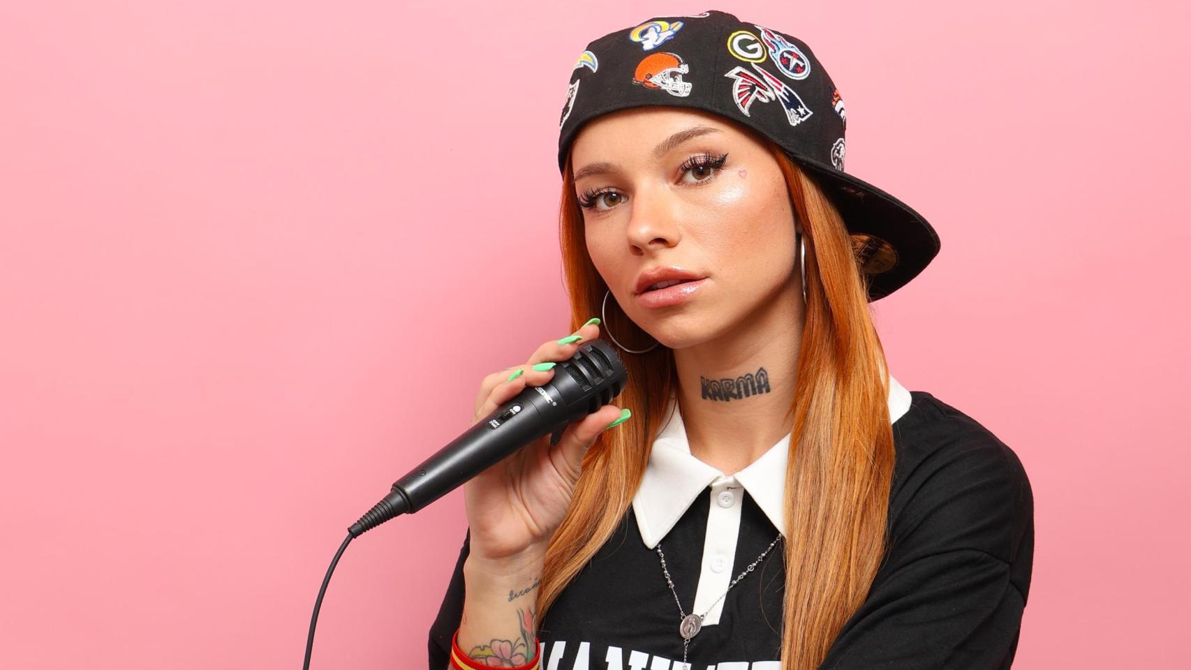 Angie Corine, la rapera de EEUU que chatea con Abascal y canta contra Sánchez y los okupas: "Me cancelan por mi ideología" - El Español