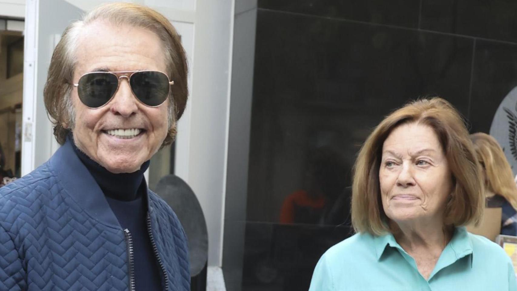 Raphael reaparece junto a su mujer en la Embajada de Estados Unidos en Madrid, pero cancela el concierto del sábado