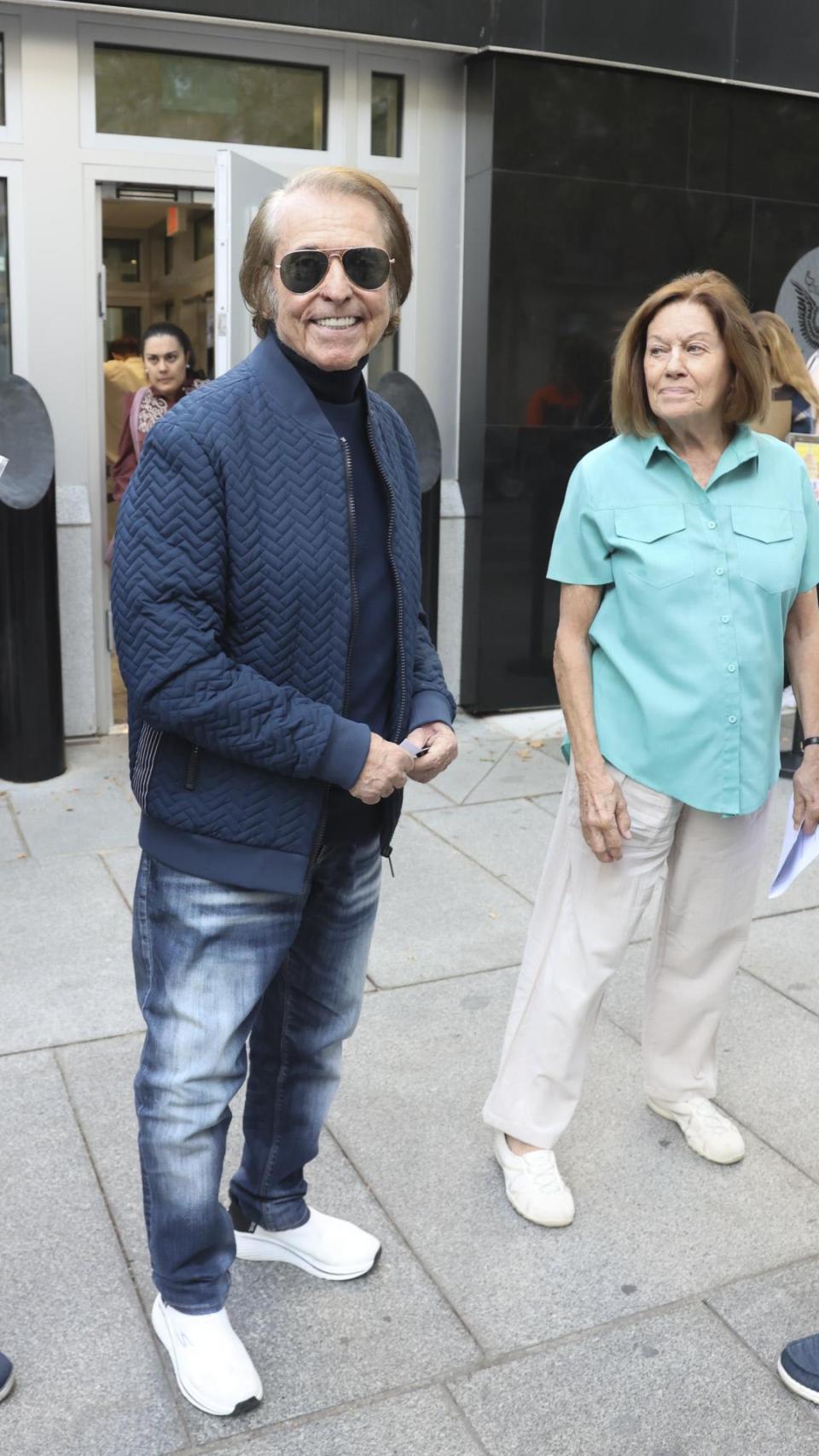 Raphael y su mujer, Natalia FIgueroa, en la Embajada de Estados Unidos en Madrid este jueves, 9 de octubre de 2025.