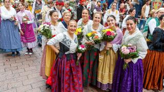 Un grupo de mujeres en la Ofrenda de Flores de Zaragoza