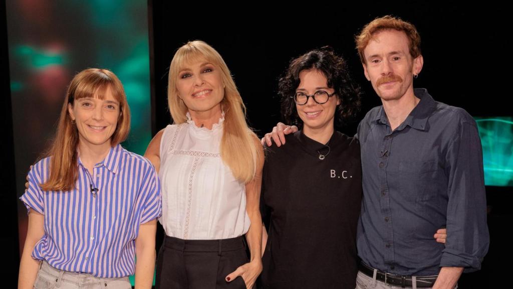 Cayetana Guillén Cuervo y el elenco de 'Els Encantats'.