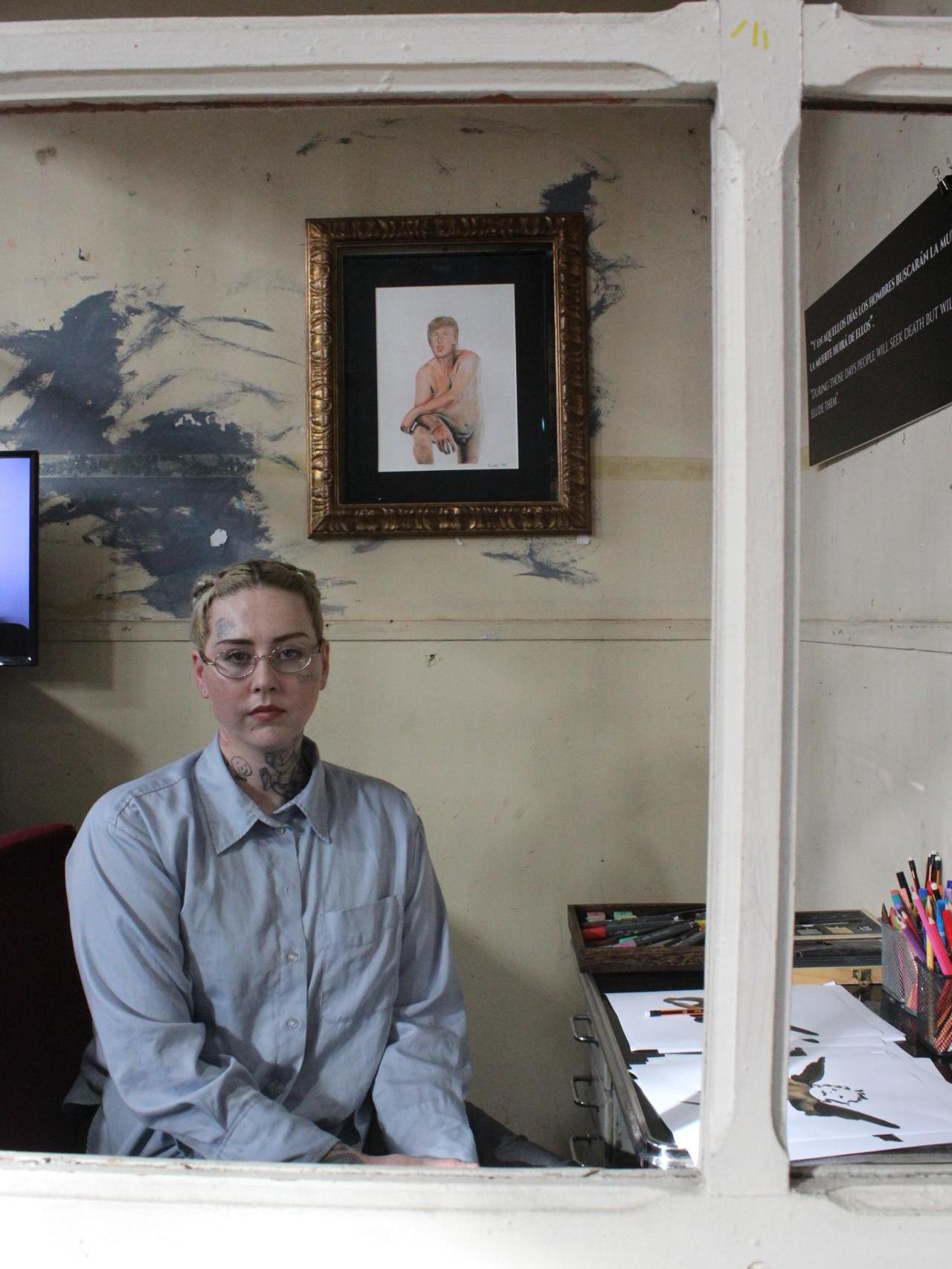 Illma Gore junto con el dibujo original de Make America Great Again, también expuesto en el Museo La Neomudéjar.