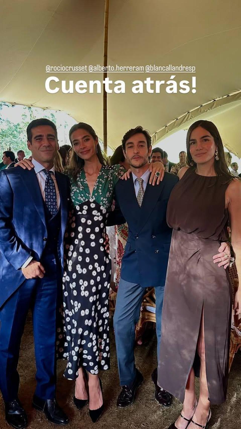 Alberto Herrera y Blanca Llandres, con Rocío Crusset y Nicolás Montenegro en la boda de unos amigos en común en Marbella.