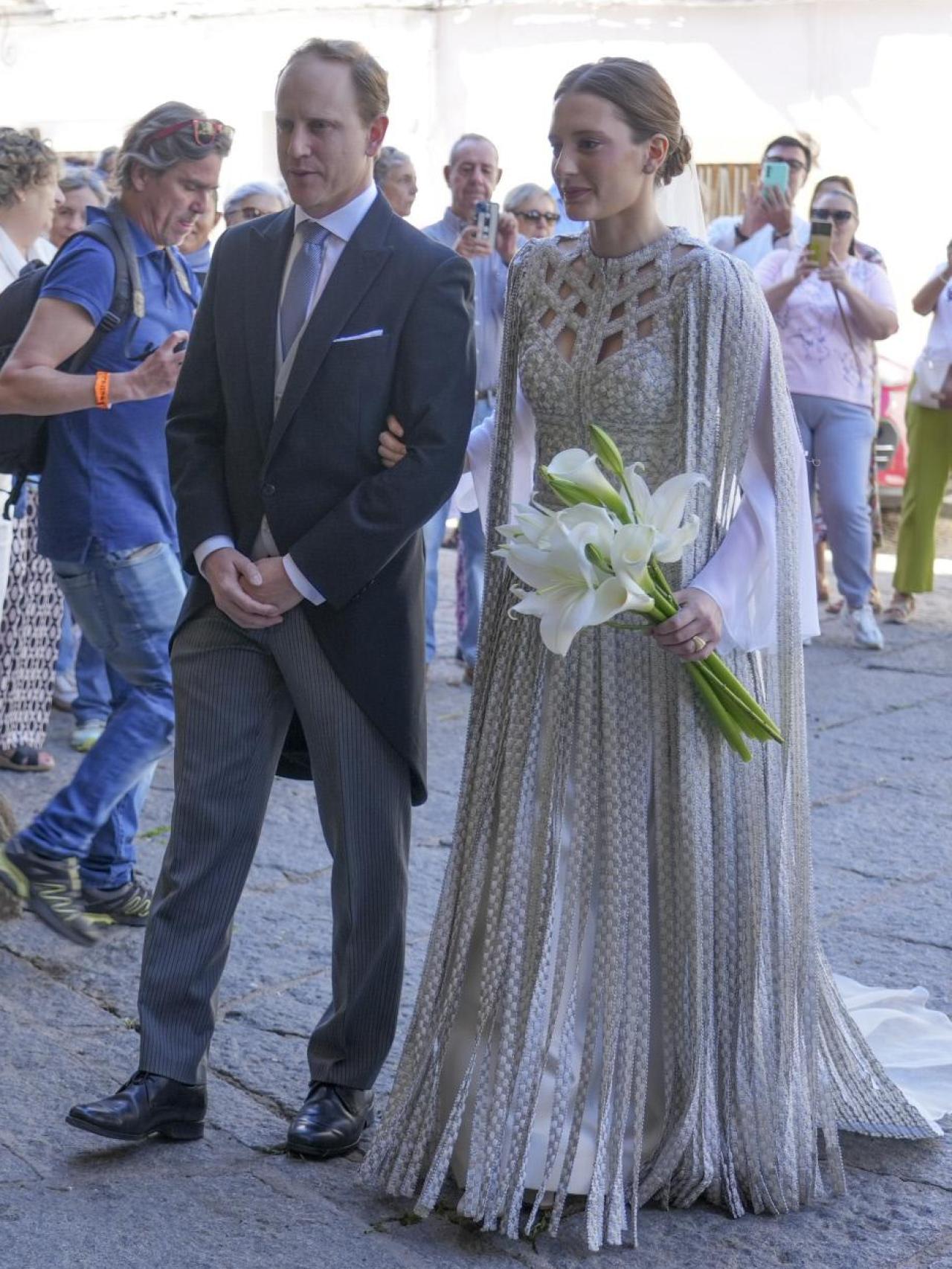 Micaela Belmont, a su entrada a la iglesia de Santiago, en Cáceres, donde ha tenido lugar el enlace.