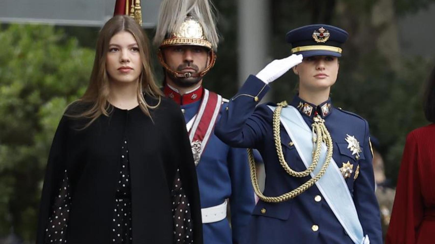 Sofía debuta en la recepción y Leonor estrena uniforme en un Día de la Hispanidad especial que las reúne de nuevo