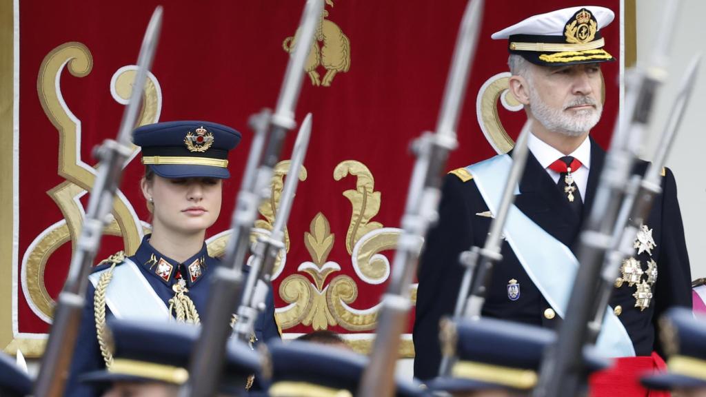 El rey Felipe y la princesa Leonor durante el desfile de las Fuerzas Armadas con motivo de la Fiesta Nacional este domingo en Madrid.