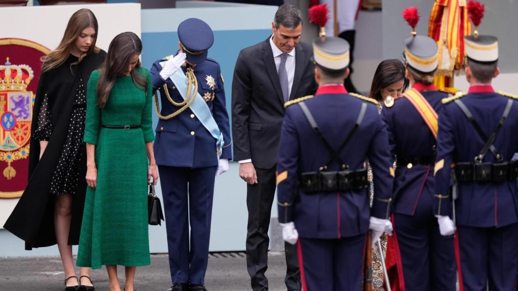 La reina Letizia, la infanta Sofía, la Princesa de Asturias, el presidente Pedro Sánchez y la ministra de Defensa Margarita Robles, saludan al paso de la bandera al inicio del desfile de las Fuerzas Armadas.