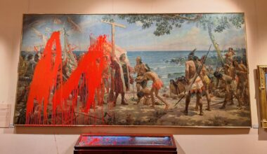 Dos activistas lanzan pintura contra un cuadro de Colón en el Museo Naval en protesta por el Día de la Hispanidad