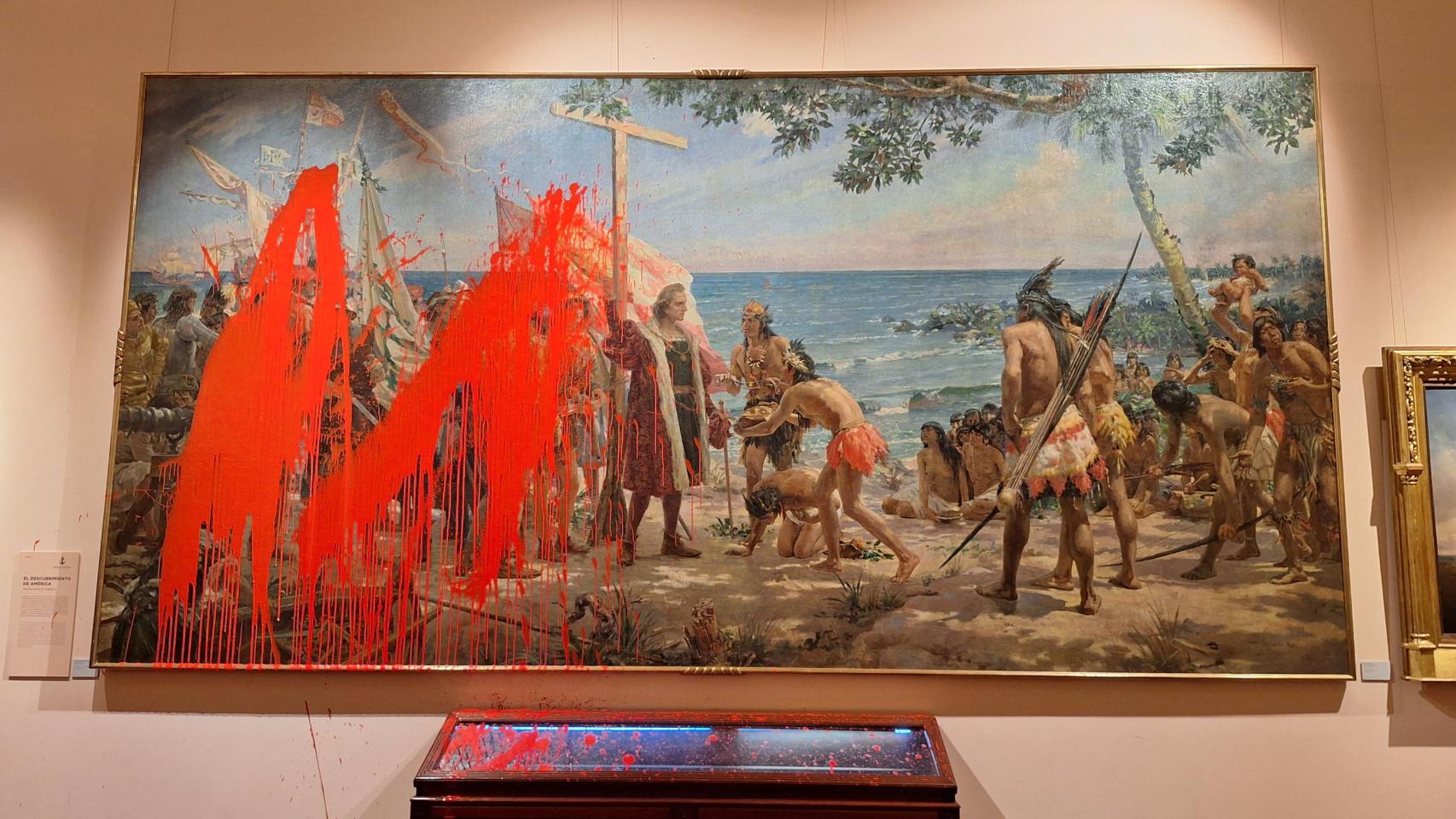 Dos activistas lanzan pintura contra un cuadro de Colón en el Museo Naval en protesta por el Día de la Hispanidad